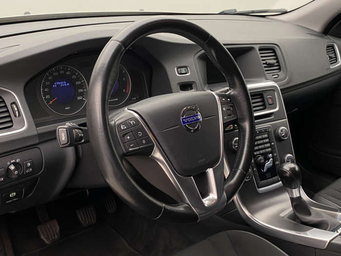 Volvo V60 D5 MOMENTUM 2.4 d Momentum