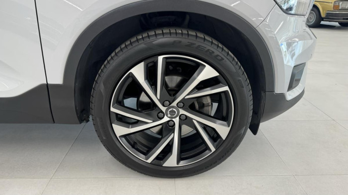 Volvo XC40 T4 R-DESIGN REZERVACE