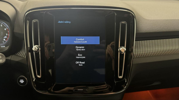 Volvo XC40 T4 AWD R-DESIGN REZERVACE
