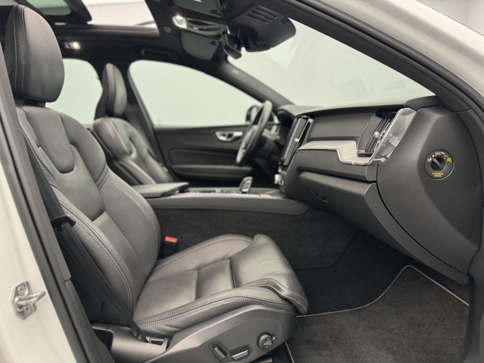 Volvo XC60 B5 AWD R-DESIGN AUT