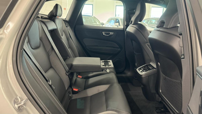Volvo XC60 B4 PLUS DARK REZERVACE 2.0 Plus