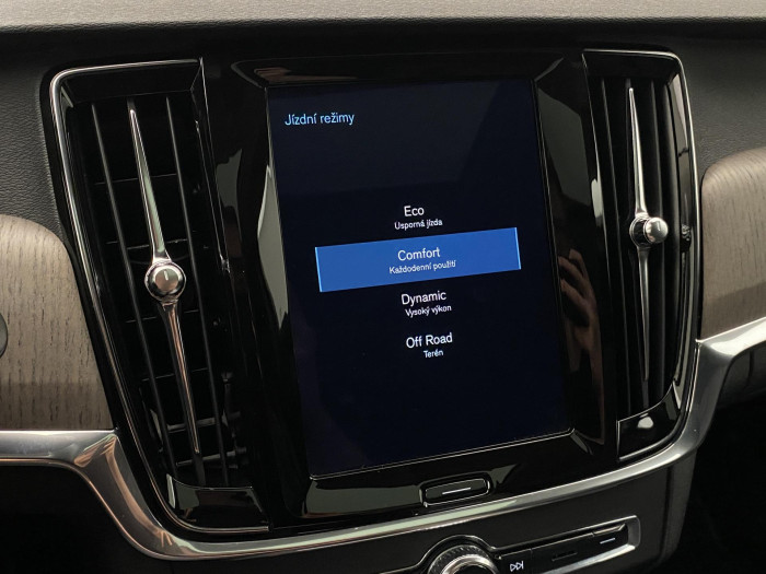 Volvo V90 CC B4 AWD MOMENTUM  REZERVACE 2.0 CC CC Momentum