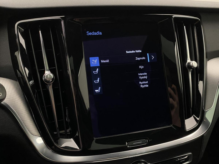 Volvo V60 B6 AWD R-DESIGN AUT REZERVACE