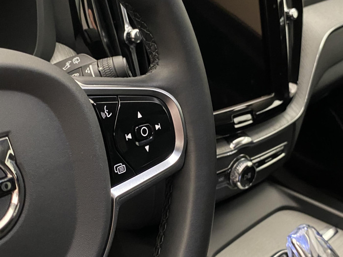 Volvo XC60 B5 AWD PLUS DARK REZERVACE