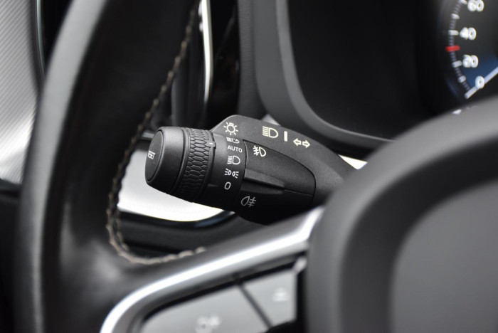 Volvo XC60 B5 AWD R-Design REZERVACE