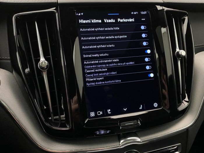 Volvo XC60 B5 AWD ULTIMATE REZERVACE