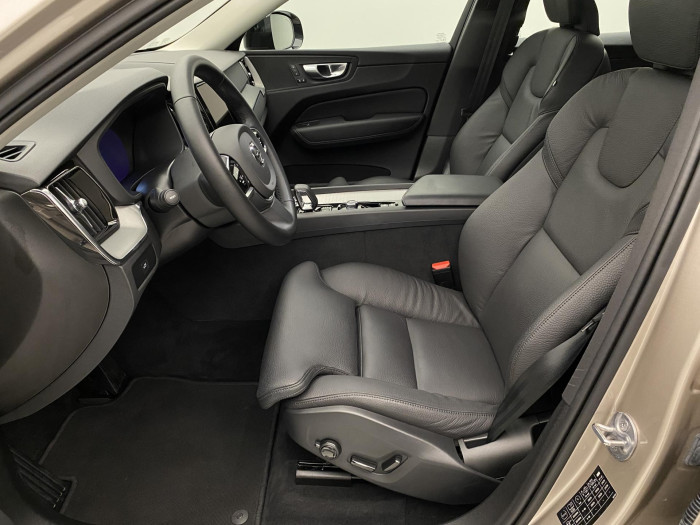 Volvo XC60 B4 AWD PLUS DARK AUT CZ