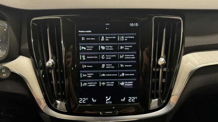 Volvo V60 B4 CROSS COUNTRY REZERVACE