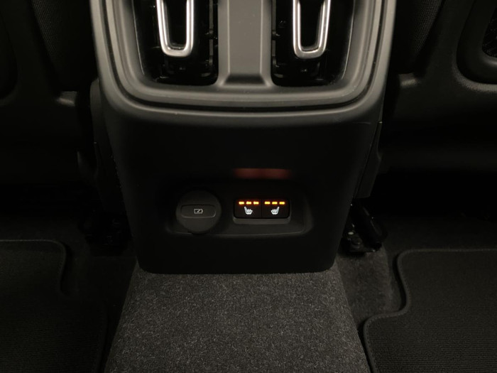 Volvo XC40 B4 AWD MOMENTUM AUT REZERVACE 2.0 Momentum