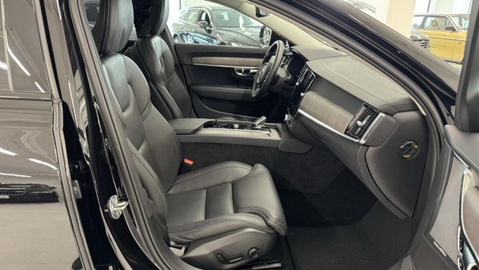 Volvo V90 CROSS COUNTRY B5 REZERVACE
