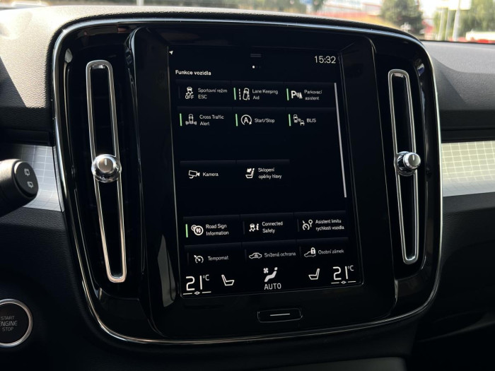 Volvo XC40 B4 AWD MOMENTUM Aut REZERVACE 2.0 Momentum