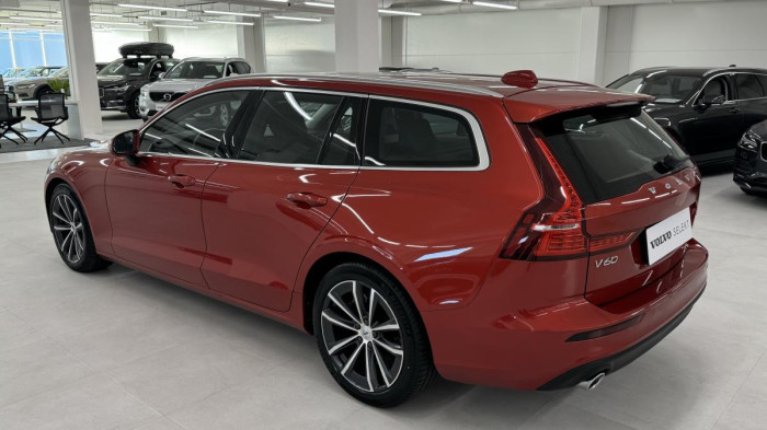 Volvo V60 B4 MOMENTUM AUT REZERVACE 2.0 Momentum