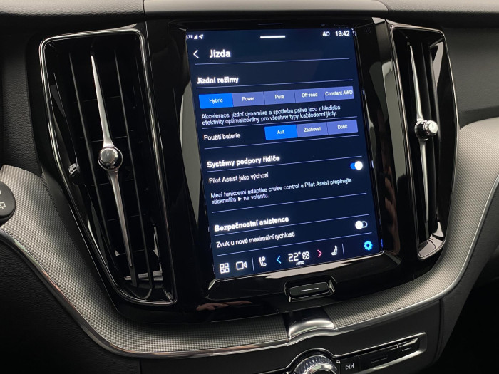 Volvo XC60 T6 AWD PLUG-IN REZERVACE