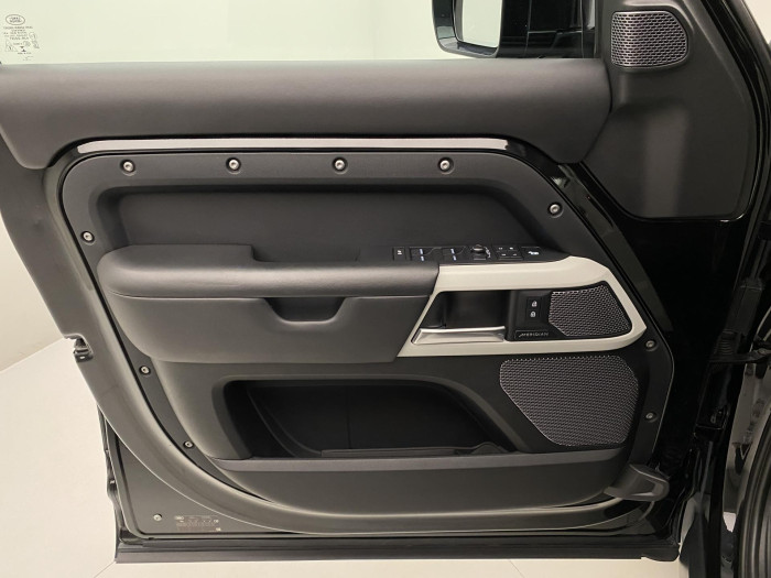 Land Rover Defender 110 P400 HSE AWD REZERVACE