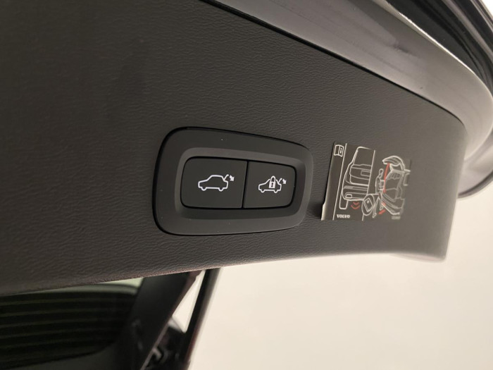 Volvo XC40 B5 AWD R-DESIGN AUT REZERVACE