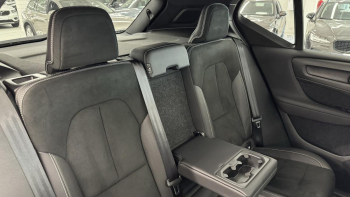 Volvo XC40 T4 R-DESIGN REZERVACE