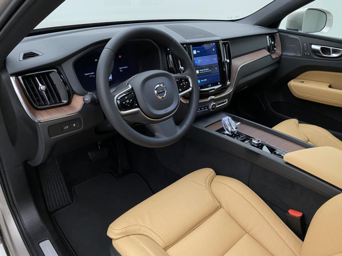 Volvo XC60 T6 AWD AT RECHARGE BRIGHT PLUS 2.0 AT Plus