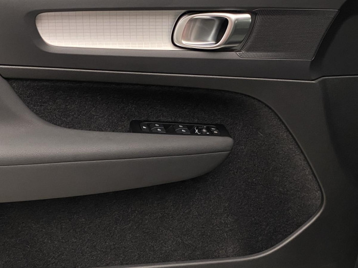Volvo XC40 B4 MOMENTUM AUT REZERVACE 2.0 Momentum