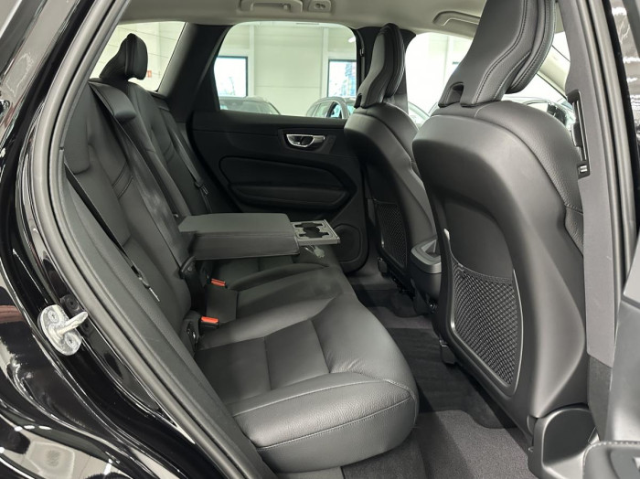 Volvo XC60 B4 AWD PLUS BRIGHT REZERVACE 2.0 Plus