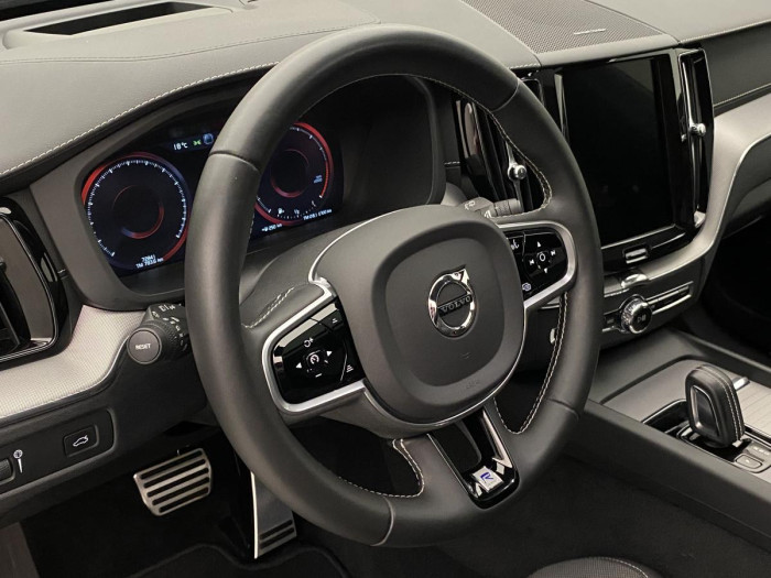 Volvo XC60 B4 AWD R-DESIGN AUT REZERVACE