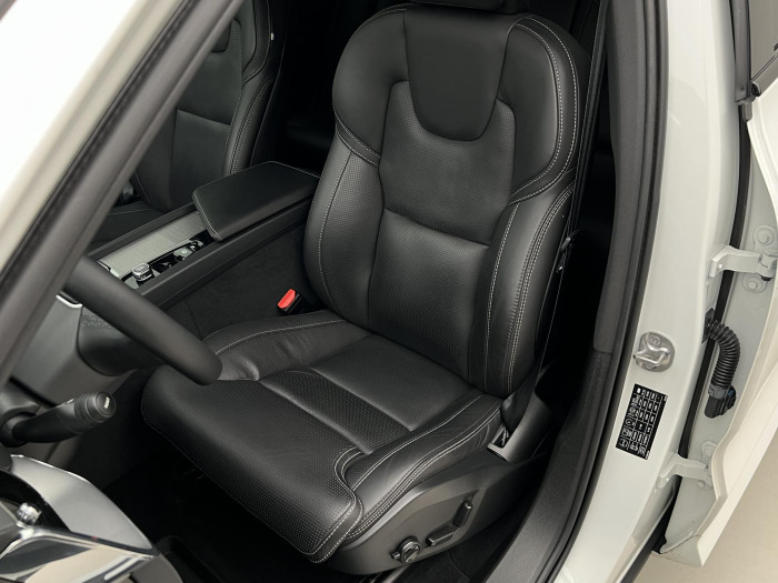 Volvo XC60 B4 AWD R-DESIGN AUT CZ