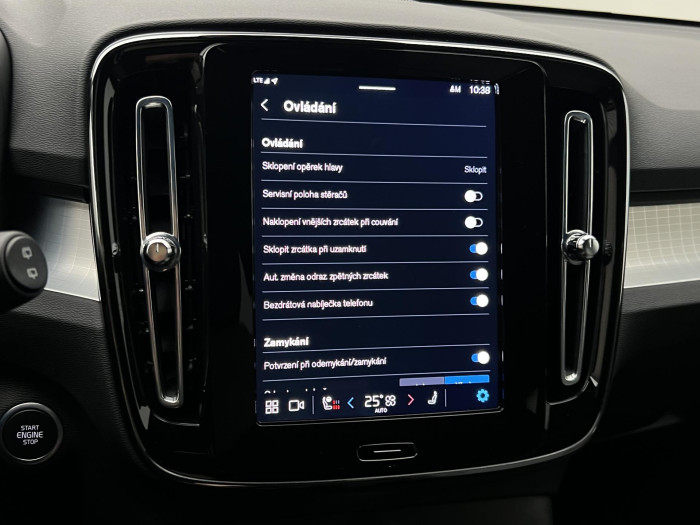 Volvo XC40 B3 PLUS DARK AUT CZ 1.maj.