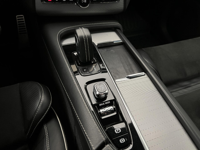 Volvo XC90 B5 AWD R-DESIGN 7MÍSTNÁ AUT CZ