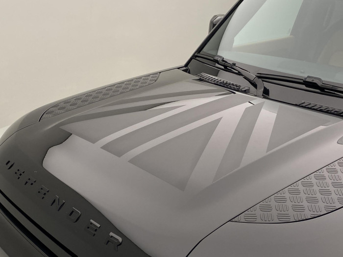 Land Rover Defender D300 HSE AUT AWD REZERVACE 3.0 d