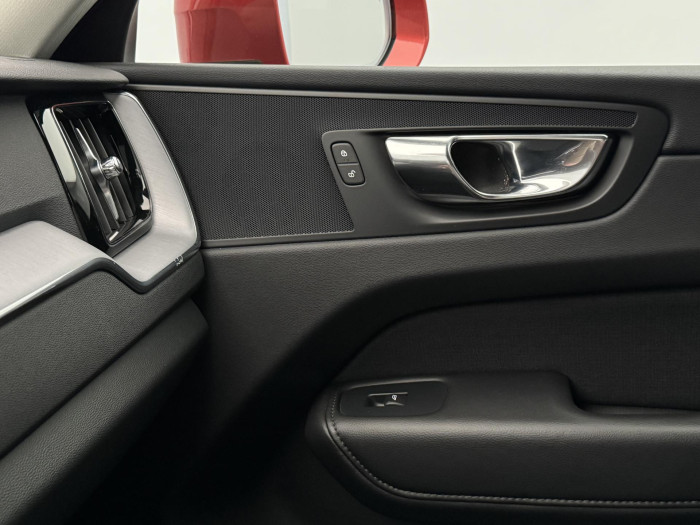 Volvo XC60 B4 AWD MOMENTUM PRO CZ 1.maj 2.0 Momentum