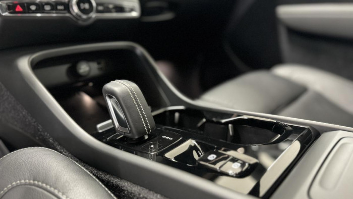 Volvo XC40 T4 R-DESIGN AUT REZERVACE