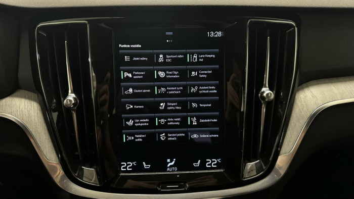 Volvo V60 CROSS COUNTRY B4 REZERVACE