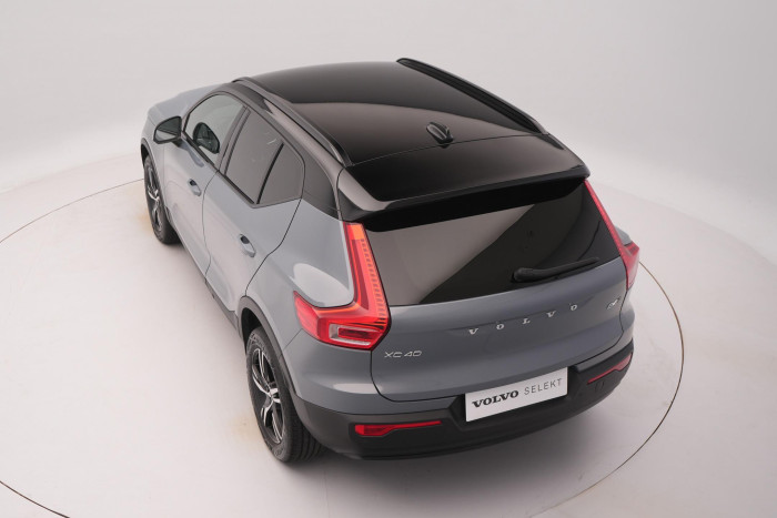 Volvo XC40 B4 AWD R-DESIGN AUT 1.maj CZ