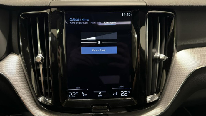 Volvo XC60 B4 AWD R-DESIGN REZERVACE