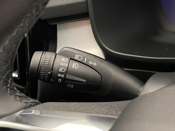 Volvo XC40 B3 DARK PLUS REZERVACE