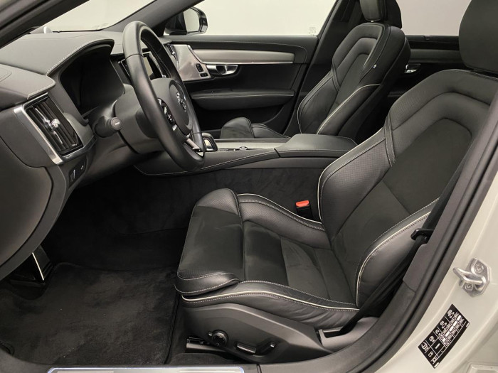 Volvo V90 B6 AWD R-DESIGN AUT REZERVACE