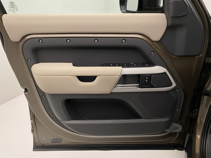 Land Rover Defender D250 AWD SE AUT CZ 3.0 d SE