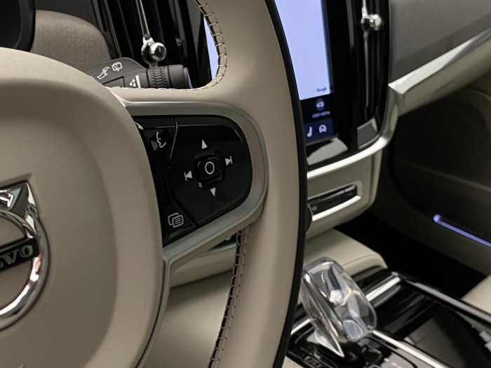 Volvo V90 T8 AWD Plug-in DARK ULTRA