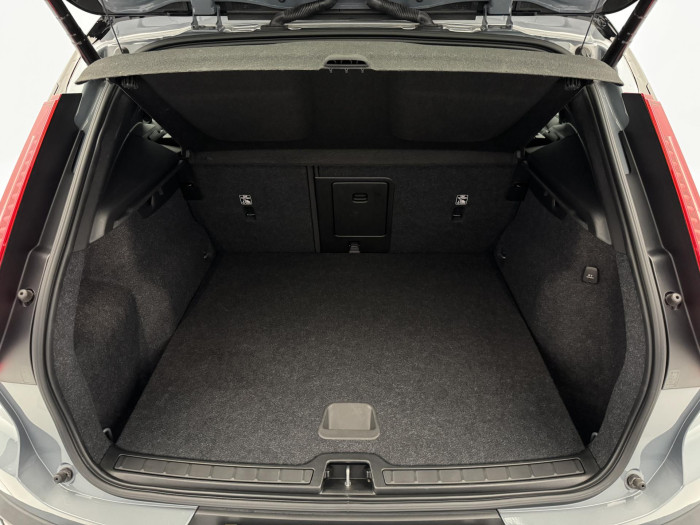 Volvo XC40 B4 AWD R-DESIGN AUT 1.maj CZ