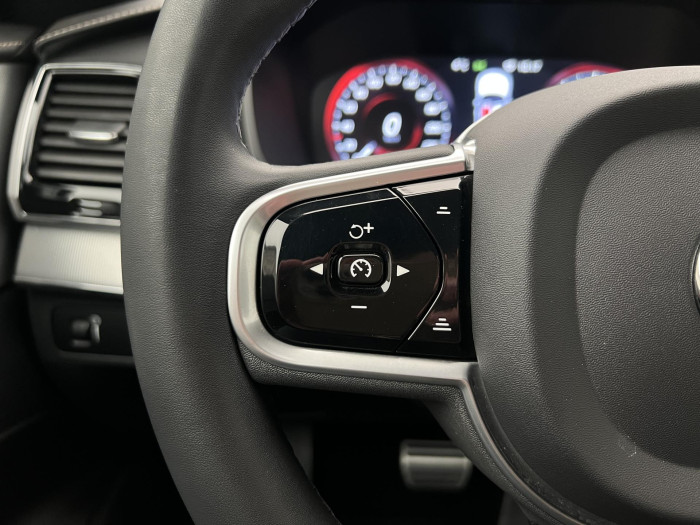 Volvo XC90 B6 AWD R-DESIGN AUT REZERVACE