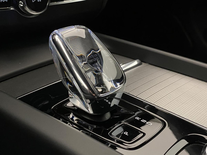 Volvo XC60 B4 AWD R-DESIGN AUT REZERVACE