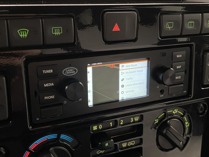 Land Rover Defender WORKS V8 TROPHY II 1 z 25 5.0 V8