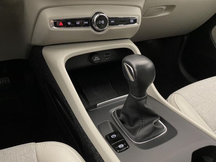 Volvo XC40 D3 MOMENTUM AUT REZERVACE 2.0 d Momentum