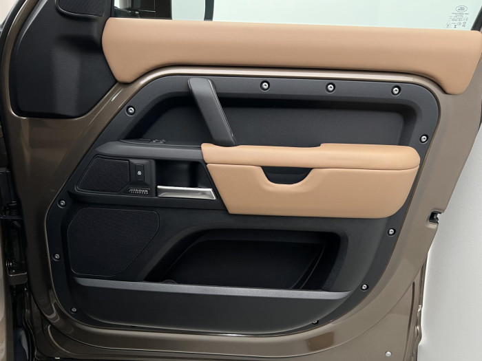 Land Rover Defender 110 D300 X-DYN. HSE REZERVACE 3.0 d