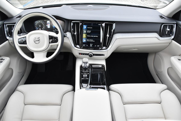 Volvo V60 T6 AWD RECHARGE REZERVACE
