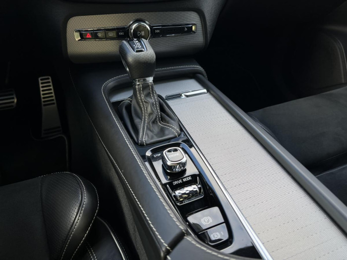 Volvo XC90 D5 AWD R-DESIGN 7MÍSTNÁ Aut 2.0 d