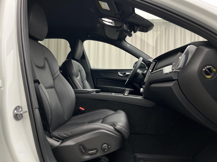 Volvo XC60 B4 AWD R-DESIGN AUT CZ