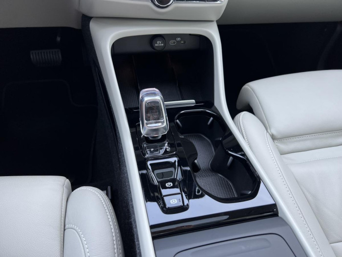 Volvo XC40 B4 AWD DARK ULTIMATE Aut 1.maj