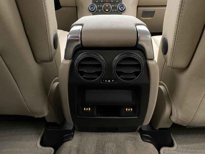 Land Rover Discovery 3.0 AWD SDV6 HSE REZERVACE