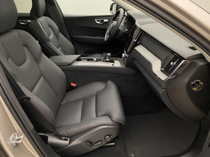 Volvo XC60 B5 AWD PLUS DARK AUT 1.maj