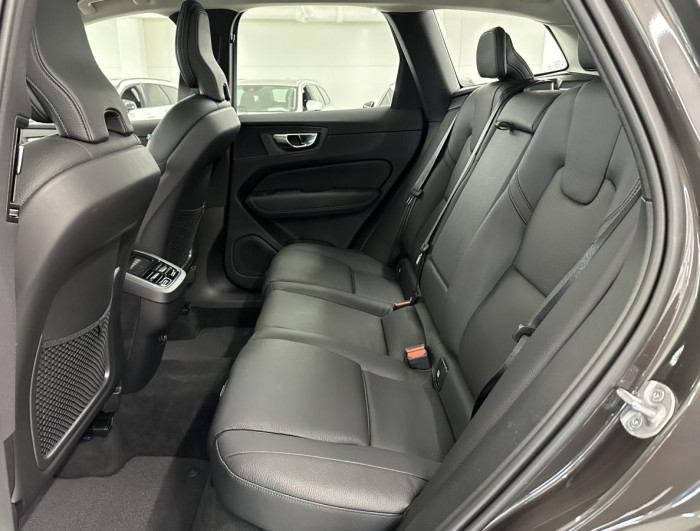 Volvo XC60 B5 AWD PLUS BRIGHT REZERVACE 2.0 Plus
